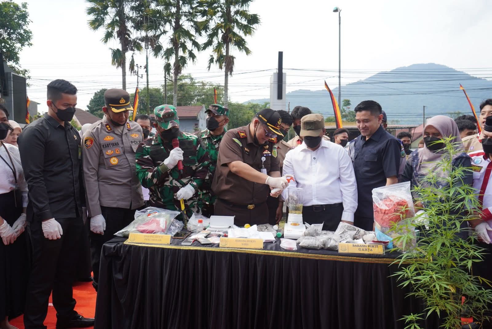 Suasana pemusnahan barang bukti tindak pidana dilakukan Kejari Padang Panjang, Rabu(27/8/2025) dihalaman Balai Kota setempat.